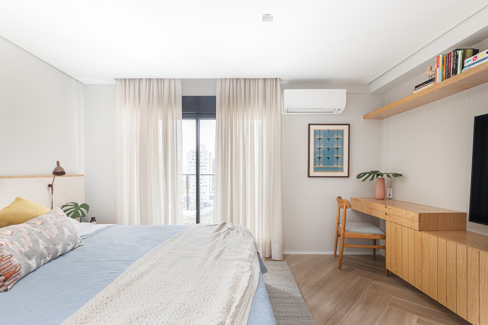 Casa ganha ambientes coloridos repletos de histórias após reforma