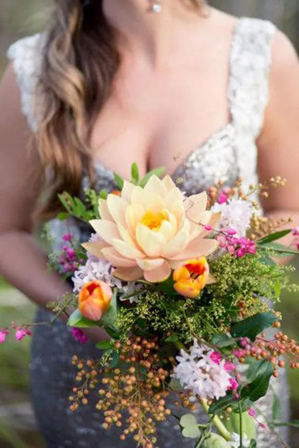 Aqui, a flor de lótus se tornou o centro de um buquê de casamento. (Foto: Pinterest/Reprodução) — Foto: Casa e Jardim