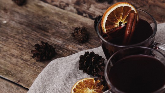 Vinho quente: conheça a história da bebida e receita para a festa junina