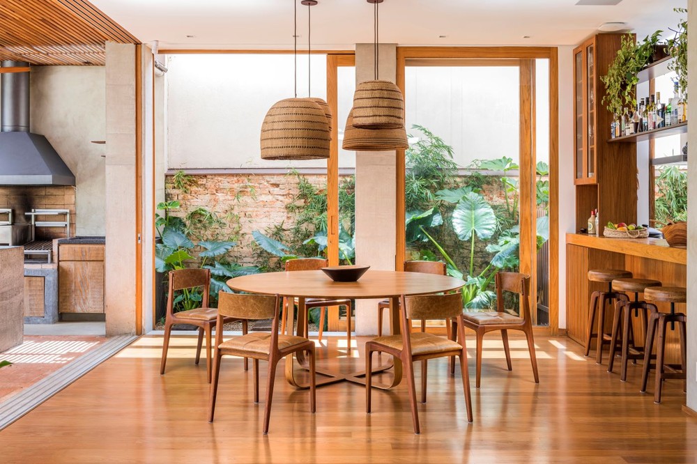Projeto reconstrói casa com muita integração, materiais naturais e cores