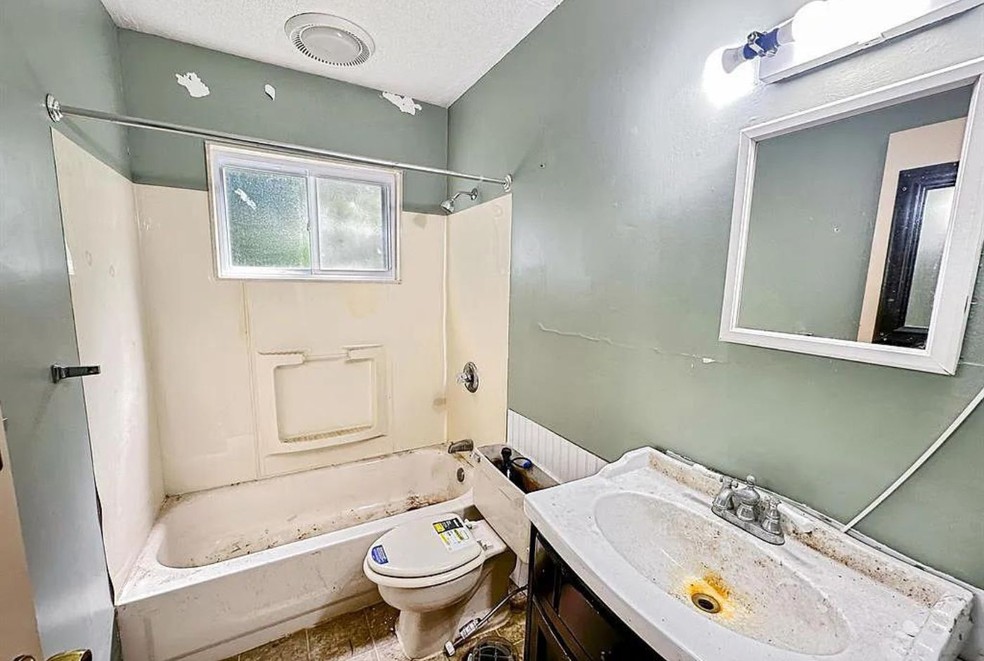 O banheiro está sujo e cheio de mofo em diversos pontos do cômodo — Foto: Good Company Realty / Reprodução
