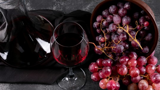 Como é feito o vinho tinto e quais são as principais uvas usadas