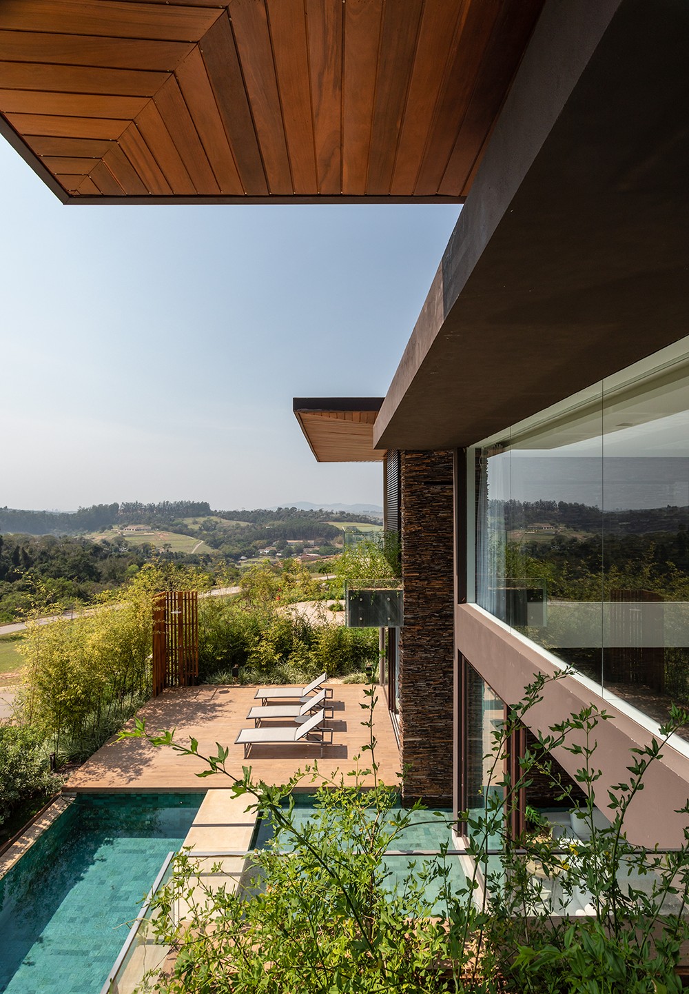 Casa contemporânea é envolvida pela natureza e se integra à paisagem