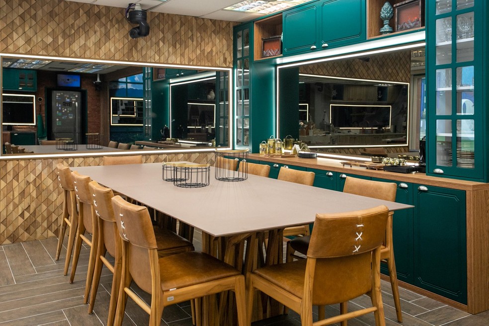 O tema "casa na serra" foi o escolhido para a cozinha e sala de jantar do grupo VIP — Foto: Paulo Belote / Globo / Divulgação