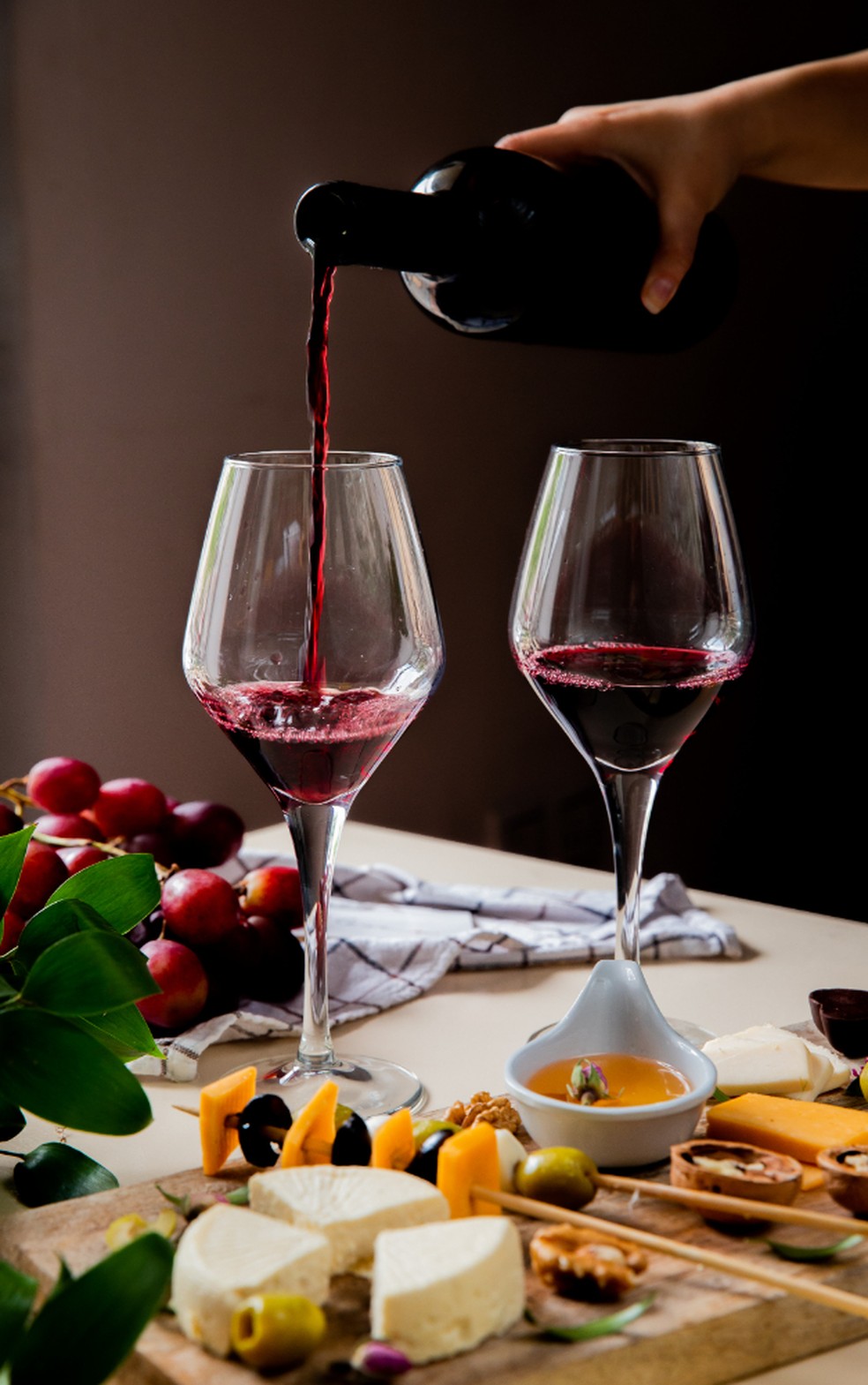 A comparação entre dois rótulos é a melhor forma de aprender a identificar aromas no vinho — Foto: Freepik / Creative Commons