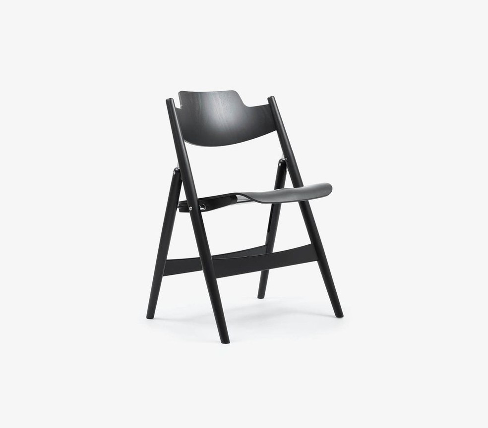 A cadeira dobrável de Egon Eiermann une estética à funcionalidade e, desde o seu lançamento em 1953, continua em produção — Foto:  Instagram / wildespieth / Reprodução