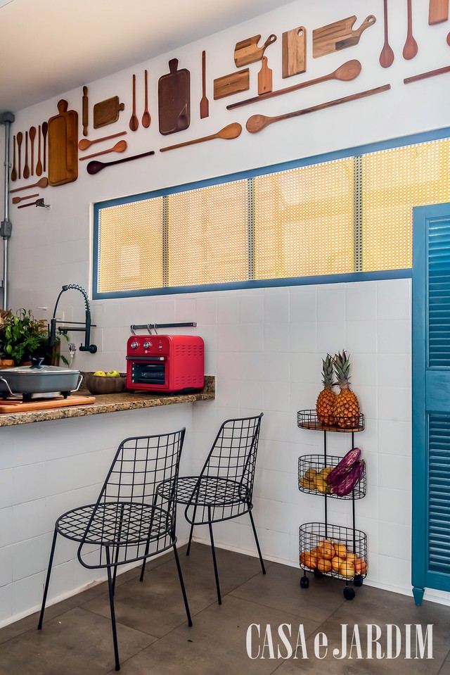 Stephanie Ribeiro mostra a decoração colorida de seu apartamento em SP