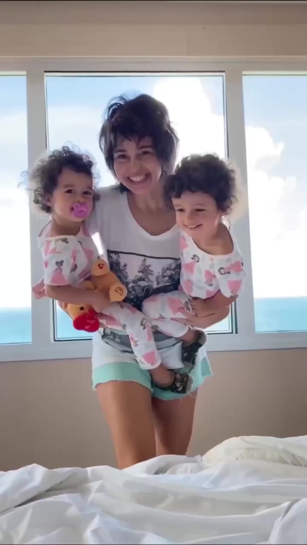 Nanda Costa no quarto de hotel na Bahia com as filhas — Foto: Instagram / Reprodução