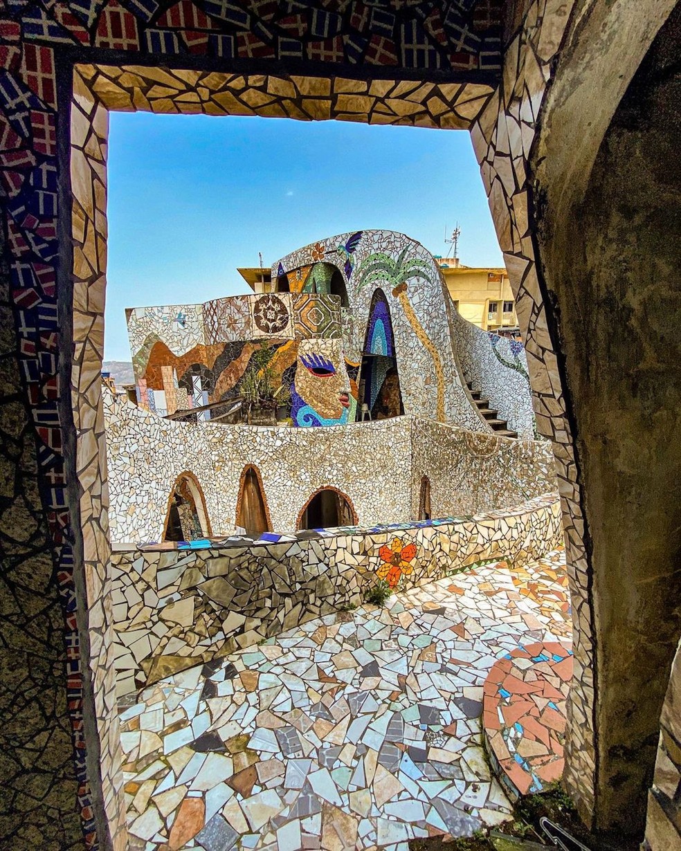 O "The Maze" é repleto de mosaicos coloridos, tornando o espaço uma obra de arte única — Foto: Instagram / @themaze_rio / Reprodução