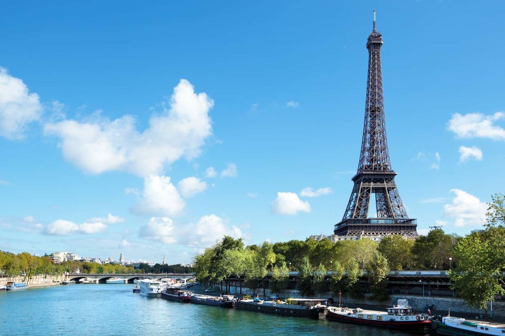 Vista a torre Eiffel, em Paris, destino que ficou em terceiro lugar no ranking de destinos mais populares no Tiktok — Foto: Freepik / kstudio / Creative Commons