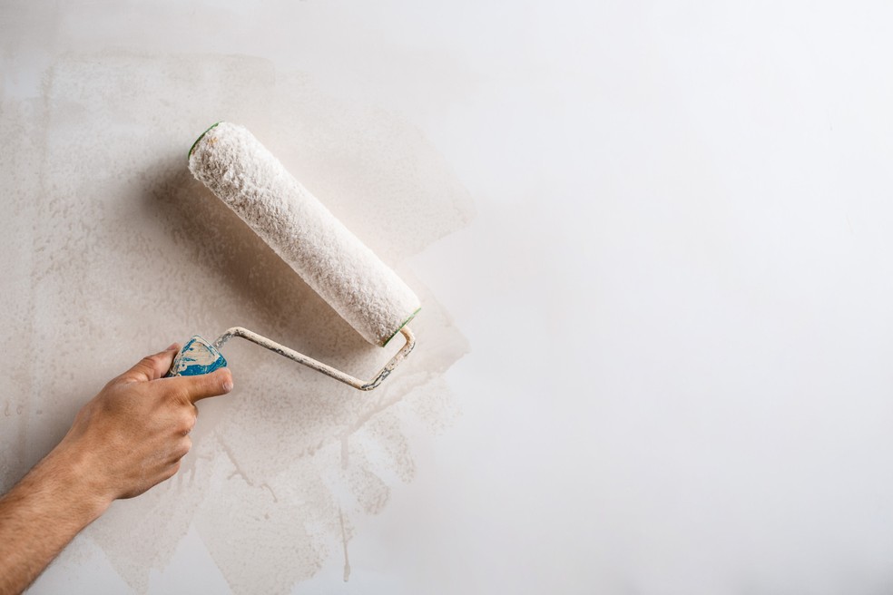 Aplicar selantes e impermeabilizantes garante uma película protetora às paredes para evitar o aparecimento de umidade — Foto: Freepik / CreativeCommons
