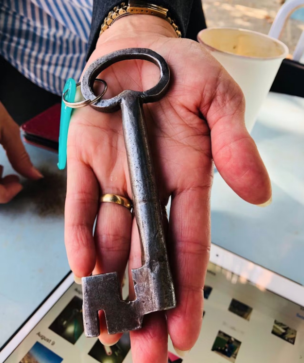 O tamanho da chave de uma das casas demonstra o quão antigas elas são — Foto: Rubia Daniels / Arquivo Pessoal