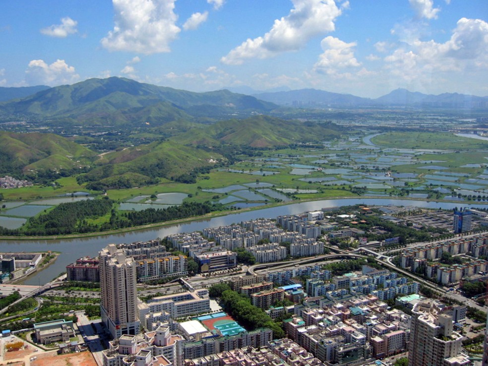 Shenzhen, na China, investe no conceito de cidade-esponja, com pavimentos permeáveis, áreas verdes e jardins de chuva para melhorar a drenagem e aumentar a resiliência urbana — Foto: Flickr/yuan2003