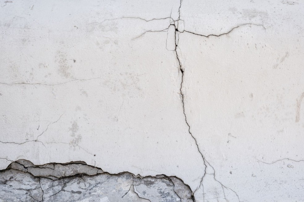 O afundamento do solo pode provocar rachaduras em imóveis, desnivelamento de pisos e problemas em portas, janelas e sistemas de drenagem, além de comprometer ruas, pontes, túneis e redes subterrâneas — Foto: Pexels/Marina Leonova/Creative Commons