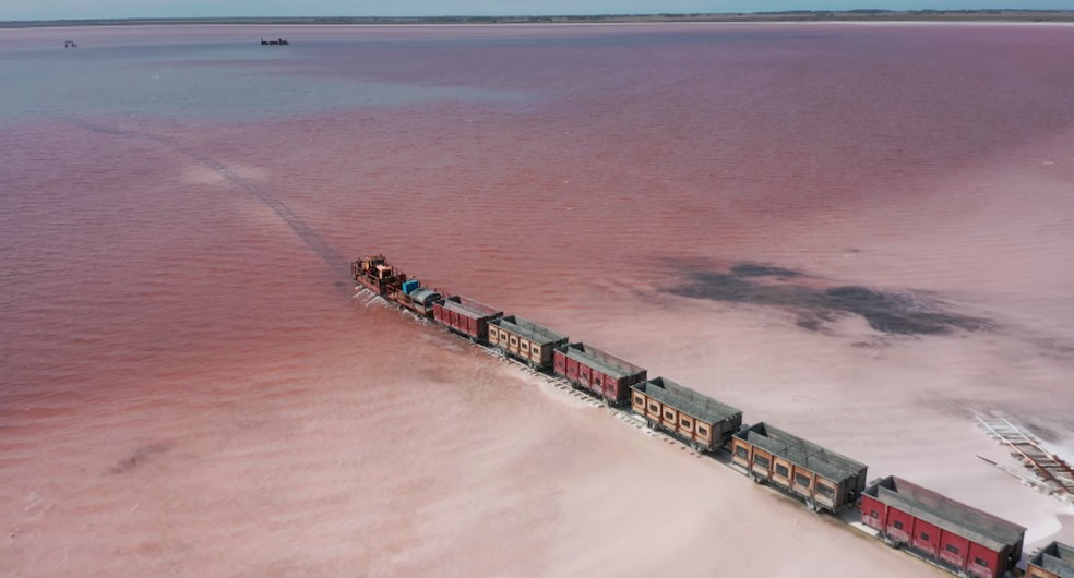 Os trilhos do trem coletor de sal ficam submersos sob a água do lago  — Foto: YouTube / Vadim Makhorov / Reprodução