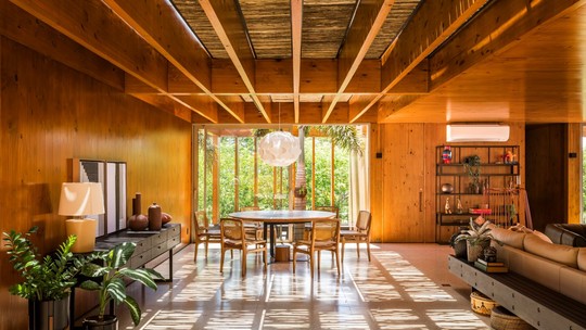 Casa "flutuante" prioriza espaços integrados, design e materiais naturais