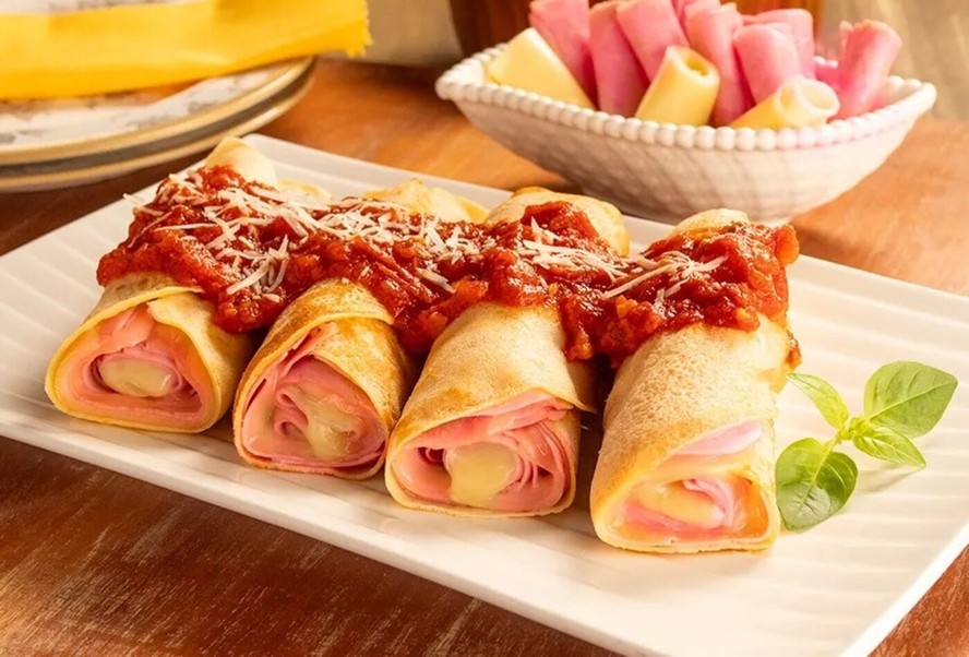 Como fazer panqueca de presunto e queijo muçarela com molho de tomate
