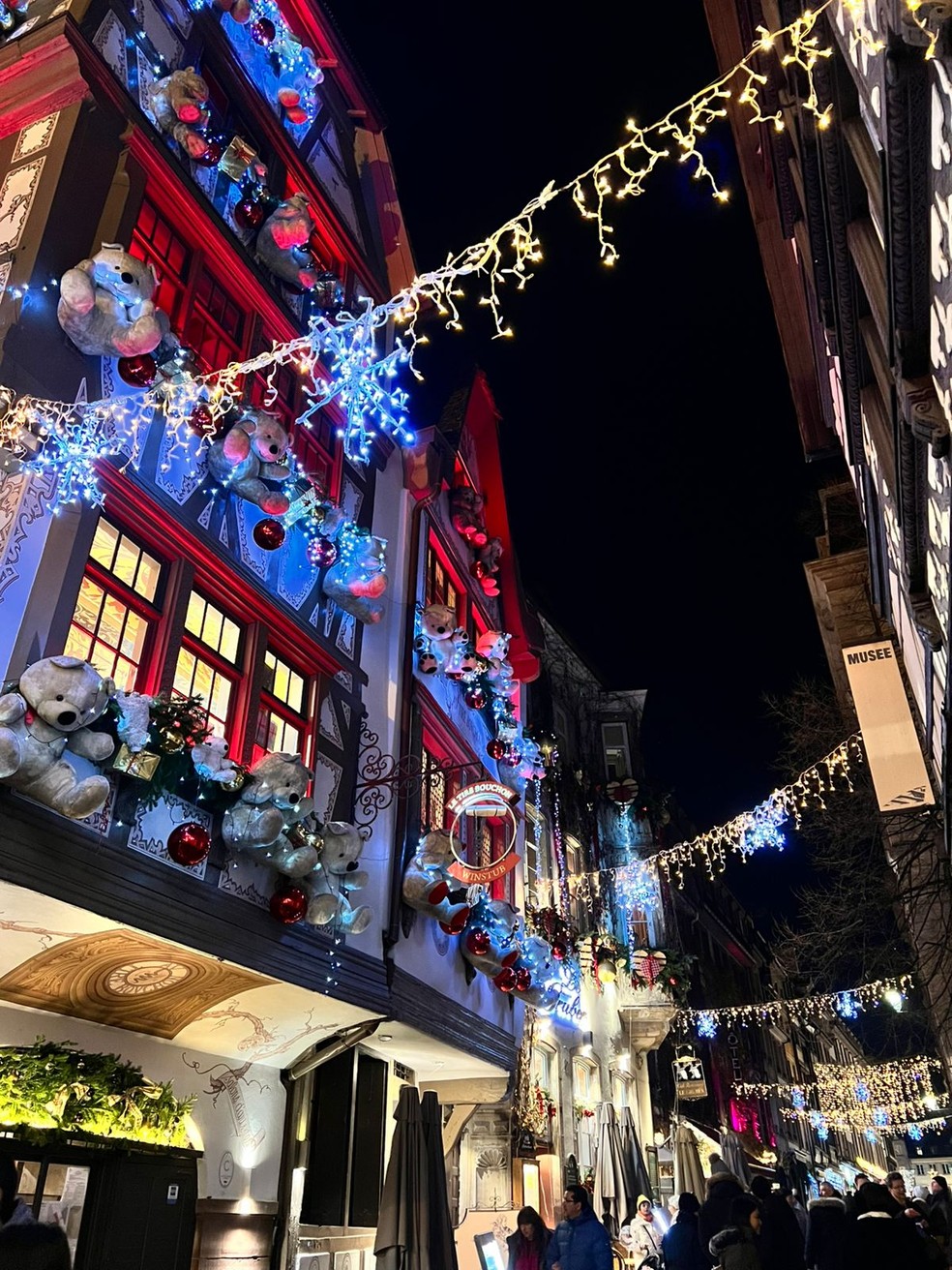 Fachada de estabelecimento é tradicionalmente decorada com ursos de pelúcia — Foto: Laura Naito/Editora Globo