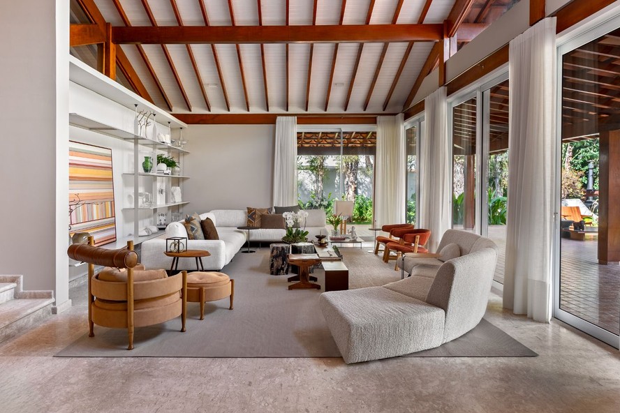 Casa no interior de São Paulo renasce com integração, luz e design ...