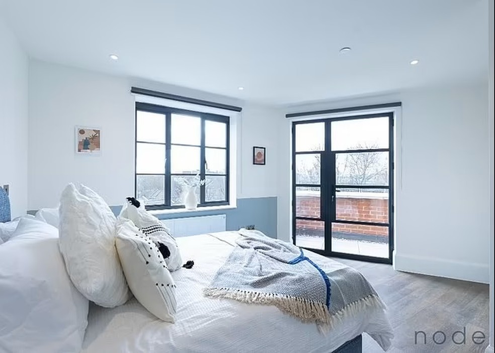 Suíte do apartamento de Sinéad O'Connor — Foto: Node / DailyMail / Reprodução