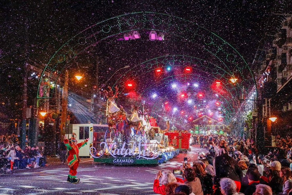A cidade de Gramado é tomada pelos desfiles e apresentaçãoes de Natal nos últimos meses do ano — Foto: Reprodução/@natalluzoficial/Instagram