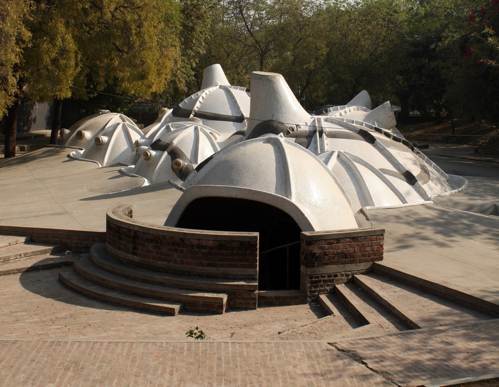 A galeria de arte subterrânea Ahmedabad Ni Gufa, localizada em Ahmedabad, Índia, foi projetada por Balkrishna Doshi no início da década de 1990  — Foto: Vaishal Dalal / Wikimmedia Commons