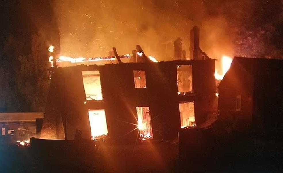 O pub durante o incêndio — Foto: Facebook / @Rusty Shackleford / Reprodução