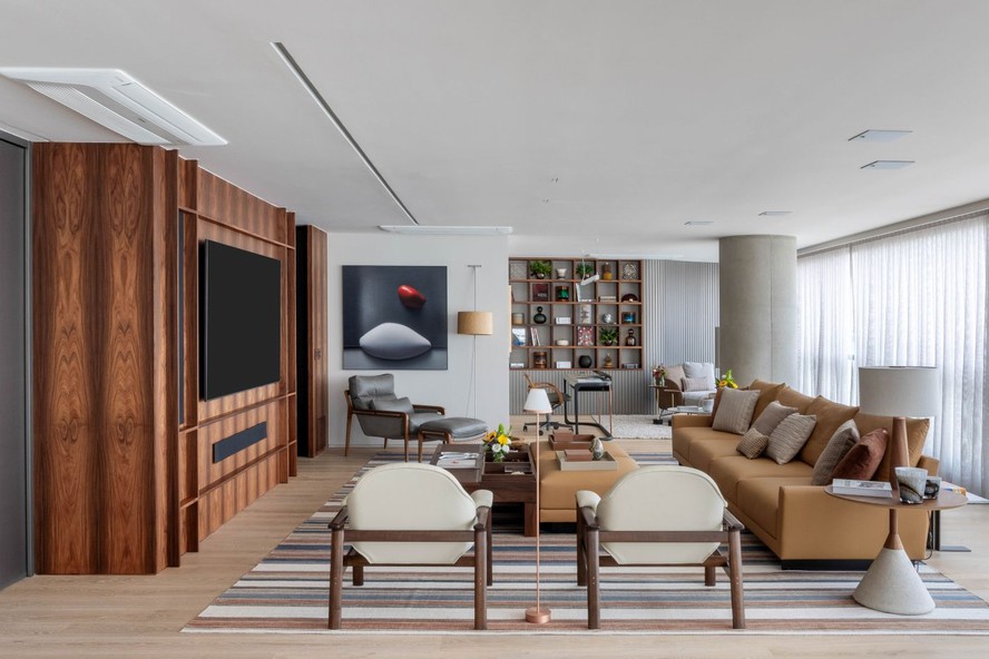 Apartamento de 252 m² tem área social com sala de TV, lareira de ...