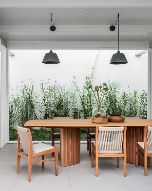 Área social de 260 m² une cozinha, estar, jantar e churrasqueira externa
