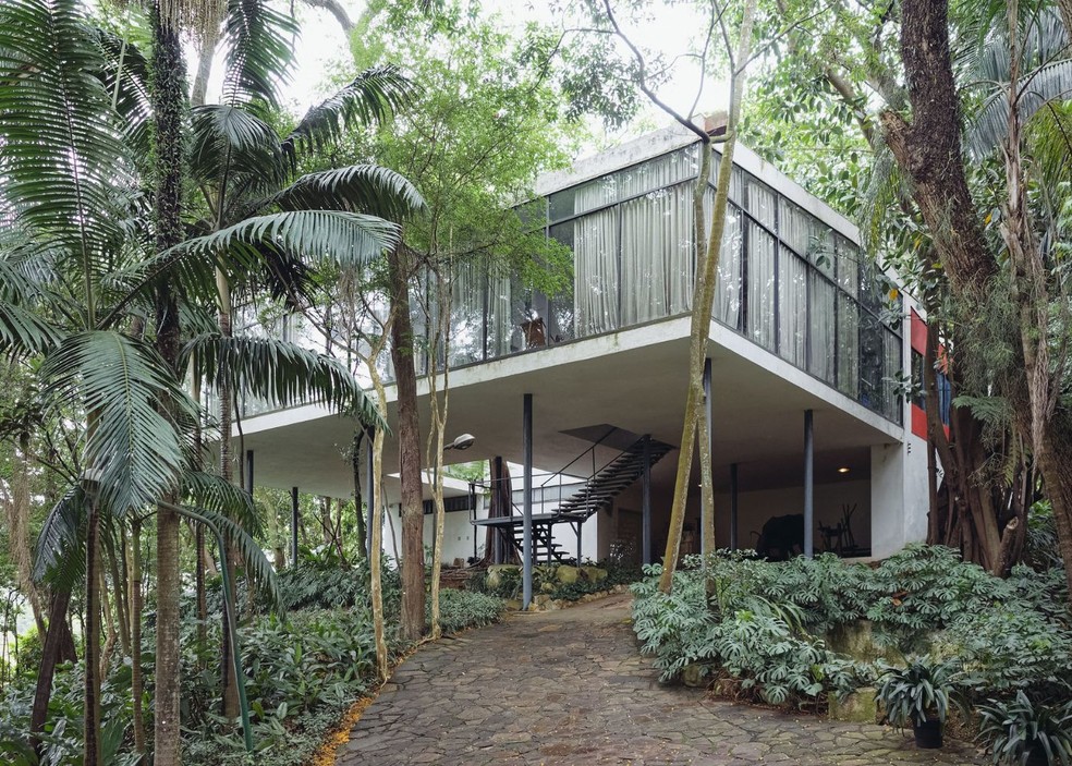 Casa de Vidro, primeiro projeto de Lina Bo Bardi no Brasil, fica localizada em área nobre do Morumbi, pouco densa e muito arborizada — Foto: Flickr / victortsu / Creative Commons
