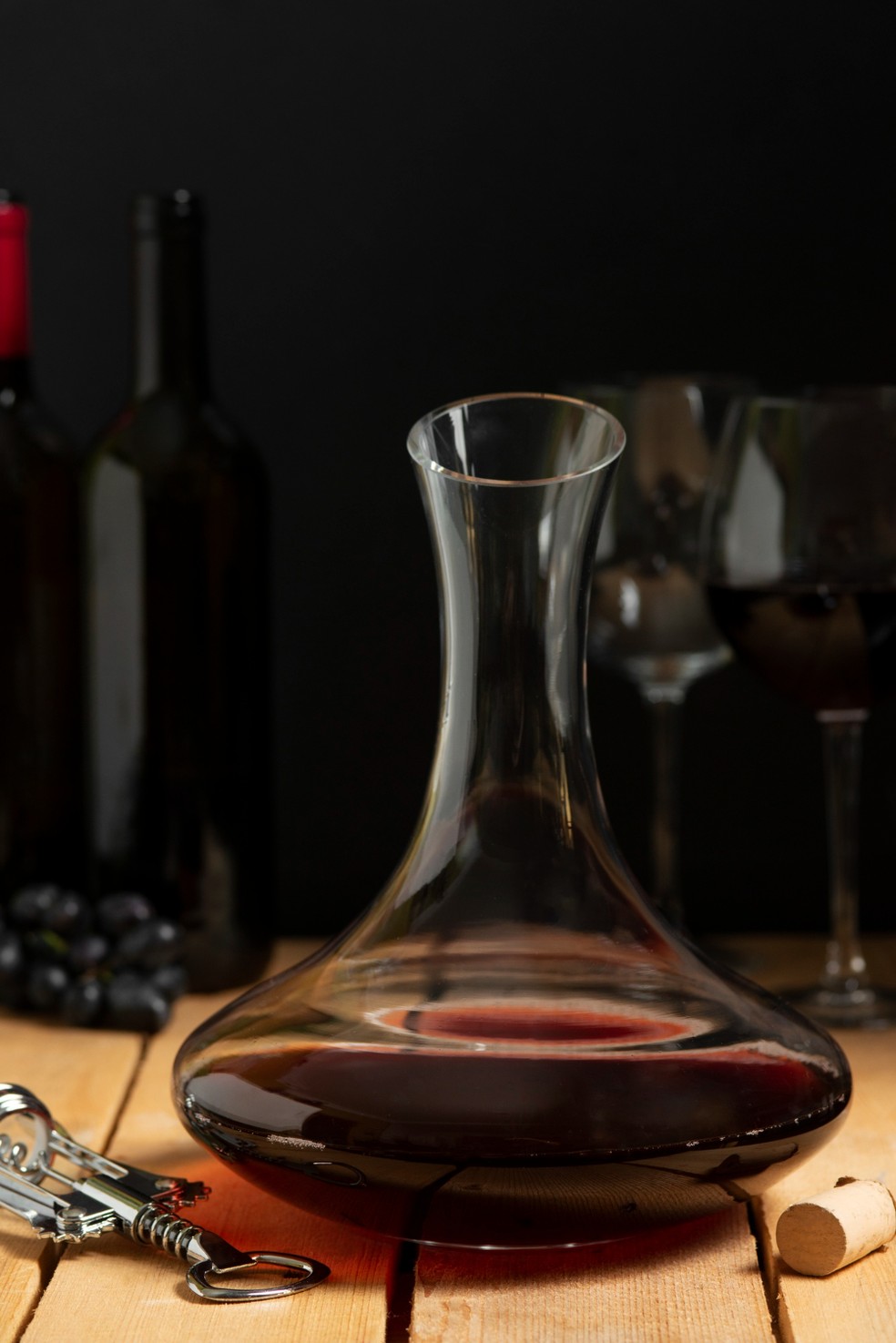 O decanter aumenta a superfície de contato entre o vinho e o ar, acelerando o processo de oxigenação da bebida — Foto: Freepik / Creative Commons