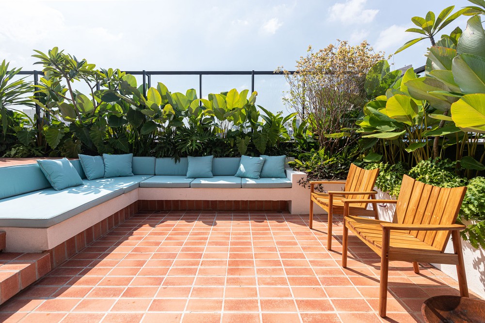 Casa ganha ambientes coloridos repletos de histórias após reforma