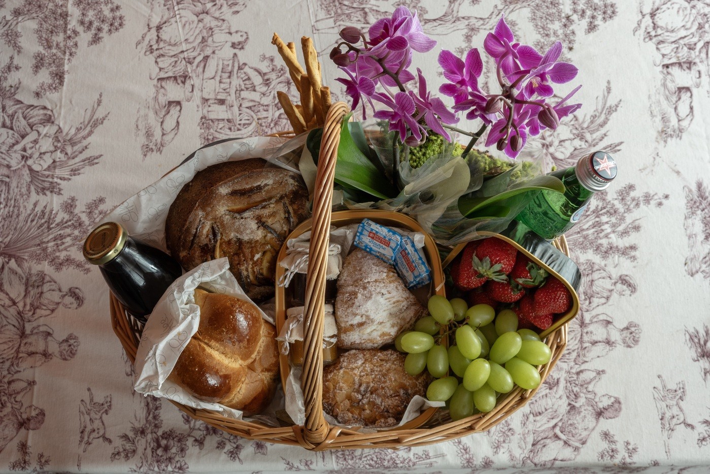A cesta de café da manhã da Ghee Banqueteria é formada por quitutes como sfogliatelle, brioche, grissinis, geleia de laranja, uvas e morangos. O valor é de R$ 660 — Foto: Cacá Bratke / Divulgação