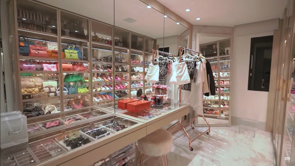 10 closets impressionantes de famosas que redefinem o conceito de luxo ...