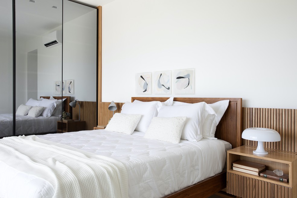 Decoração clean e elegante faz pano de fundo para o mar em apartamento