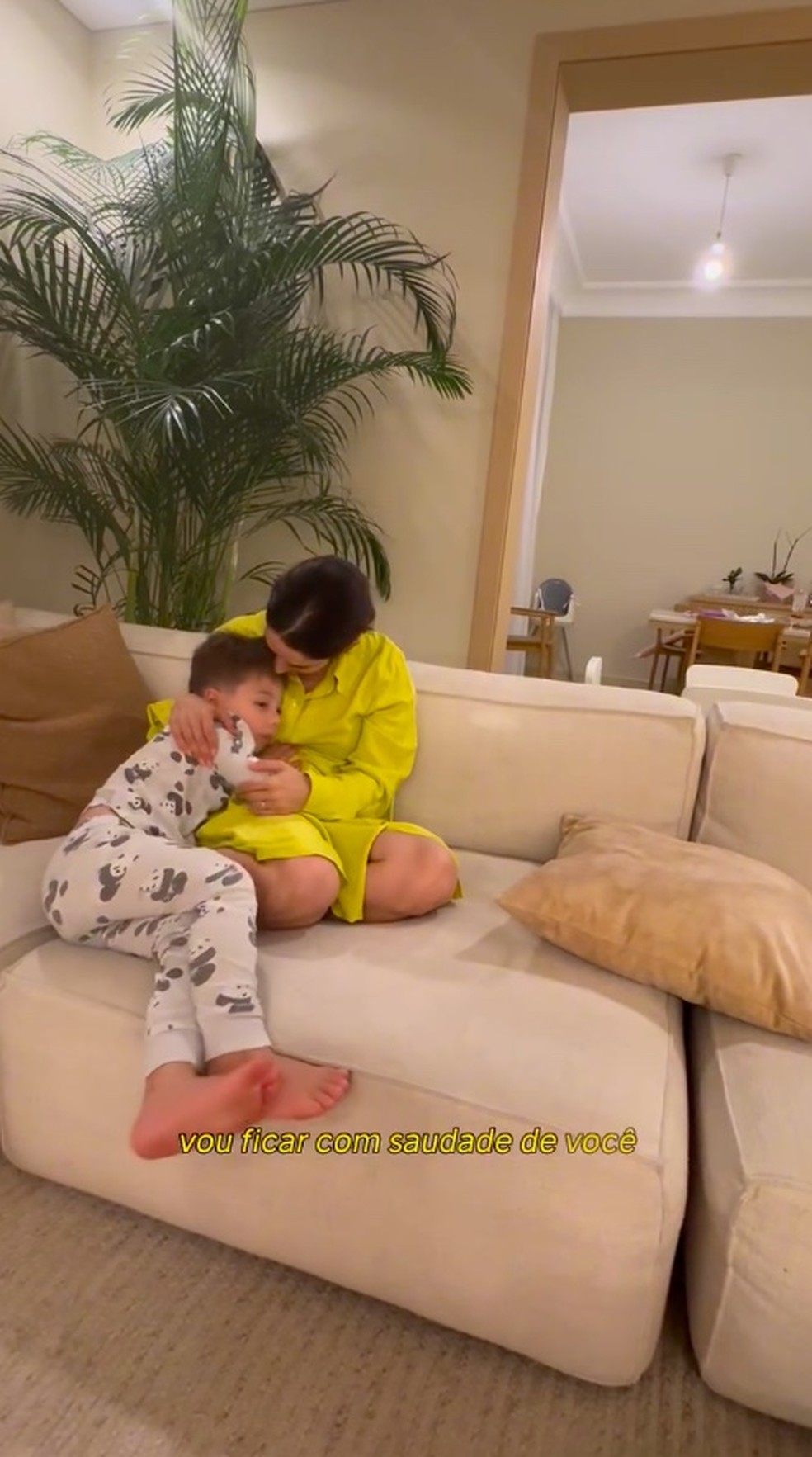 A sala de estar de Sabrina Petraglia em Dubai tem um sofá grande claro e uma planta no fundo decorando o espaço — Foto: Instagram / Reprodução