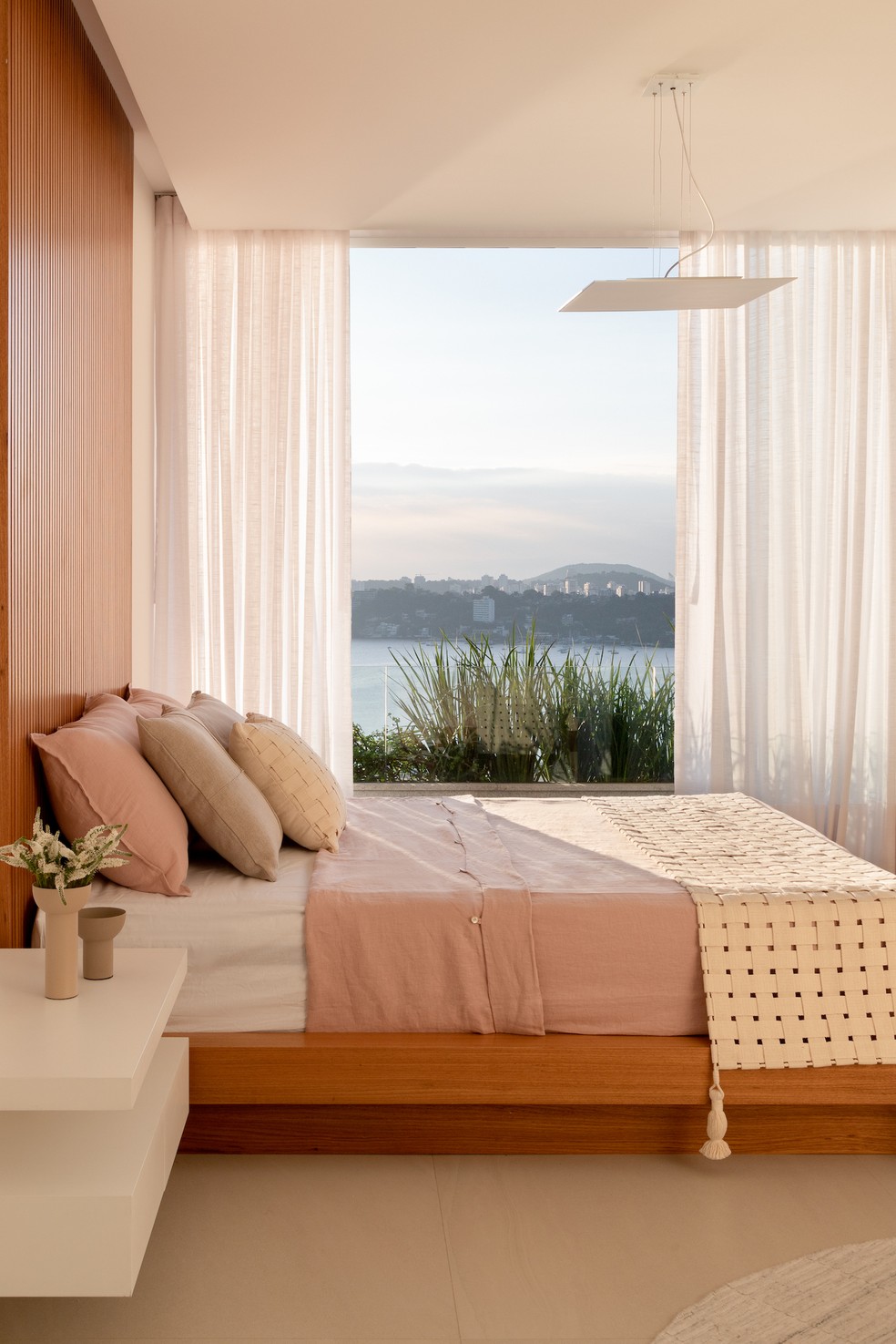 SUÍTE | Todos os quartos tem vista para o mar, garantindo que o ambiente seja um convite ao relaxamento. Almofadas da Codex — Foto: Lília Mendel / Divulgação