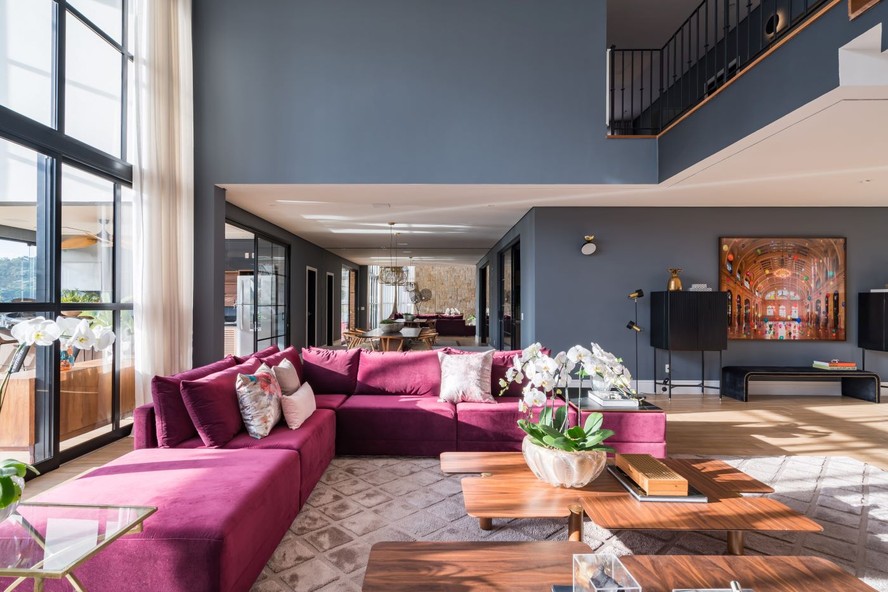 O sofá em L ganha destaque com a tonalidade. Projeto da arquiteta Ana Rozenblit, da Spaço Interior