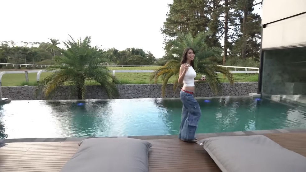 Bianca Andrade na piscina da sua mansão — Foto: Reprodução/Youtube