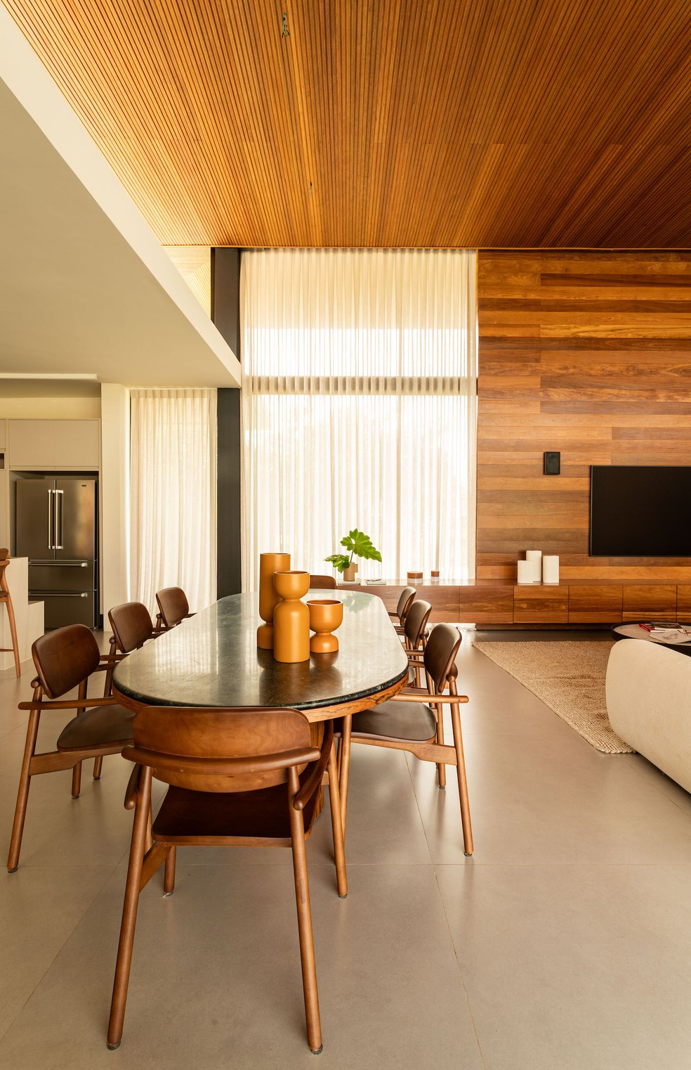 Casa no interior prioriza design leve para valorizar o verde ao redor