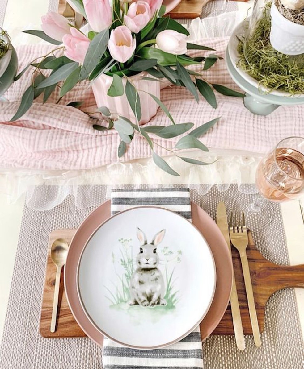 Uma louça de Páscoa pode ser o destaque da mesa de comemoração — Foto: Pinterest / Champagne & Chalk / Reprodução
