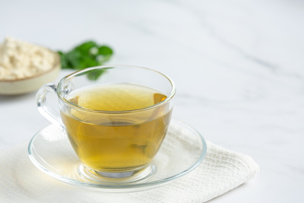 O chá de erva-doce possui propriedades digestivas e pode ajudar a aliviar gases gastrointestinais — Foto: Freepik/jcomp/Creative Commons