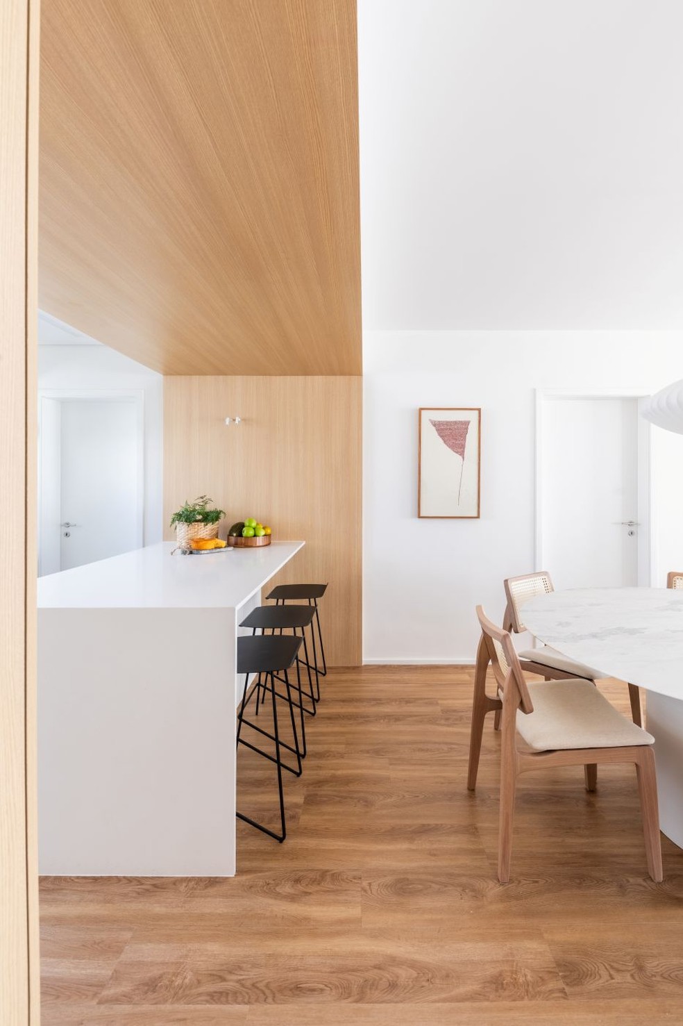 Reforma inclui peças de design e cores neutras em apartamento antigo de ...