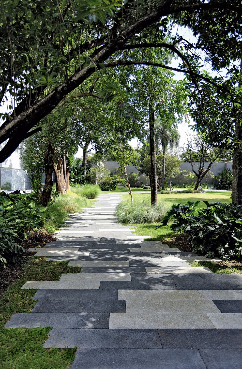 Jardim oferece espaços de convívio e lazer para toda a família | Paisagismo  | Casa e Jardim