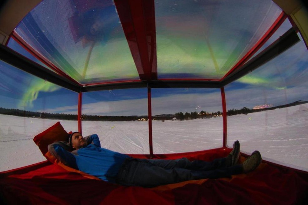 As mini-cabanas móveis do Lake Inari Mobile Cabins têm teto e parede de vidro — Foto: Instagram / @lakeinarimobilecabins / Reprodução