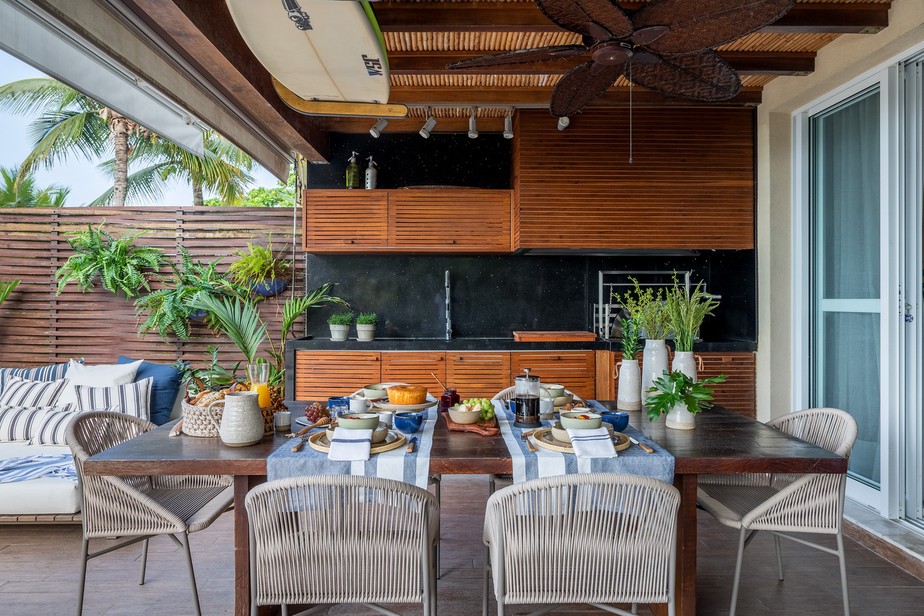 Casa de praia tem tons neutros e pontos focais de azul | Decoração ...