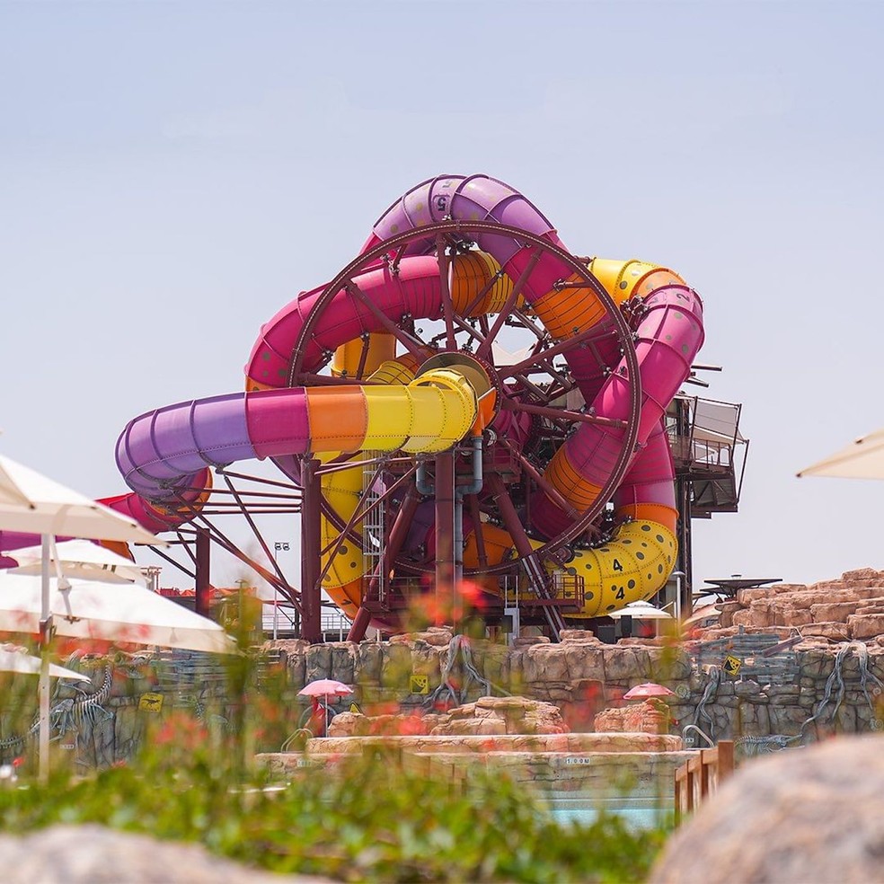 O toboágua giratório é uma das atrações mais exóticas do Meryal Water Park, no Catar — Foto: Instagram / @meryalwaterpark / Reprodução