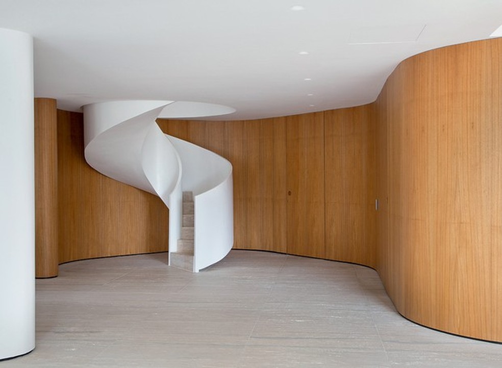 Escada circular é destaque em projeto do arquiteto Rafael Miliari ( — Foto:  Denilson Machado / MCA Estúdio / Divulgação)