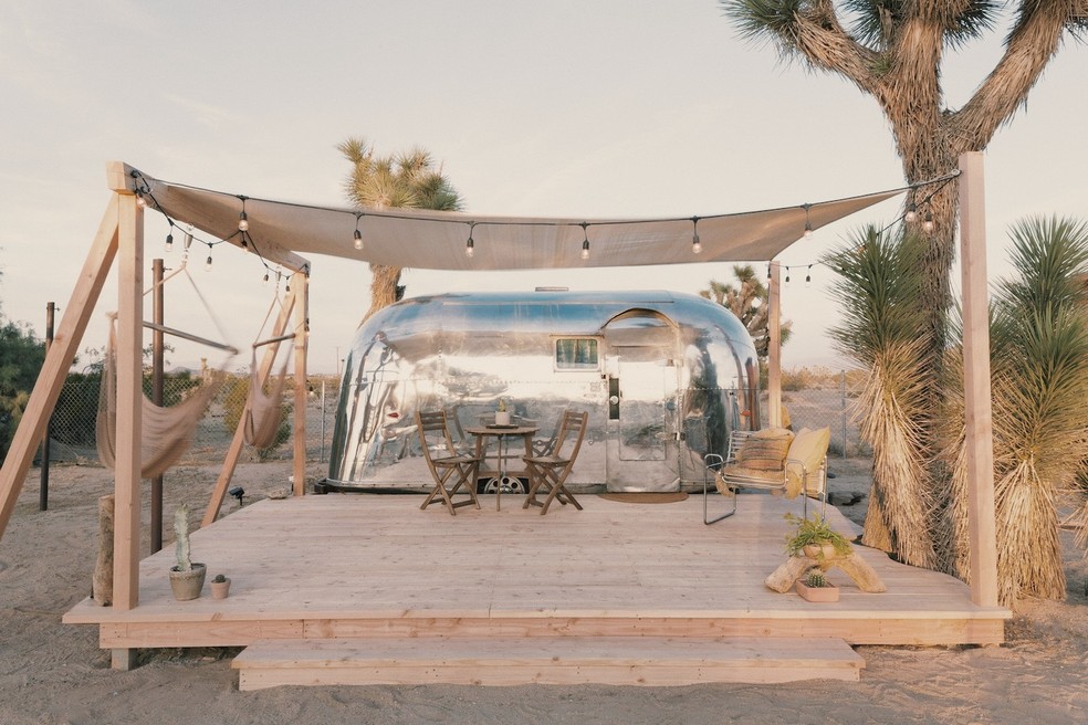 O trailer na Califórnia fica isolado no meio do deserto de Joshua Tree — Foto: Airbnb / Divulgação