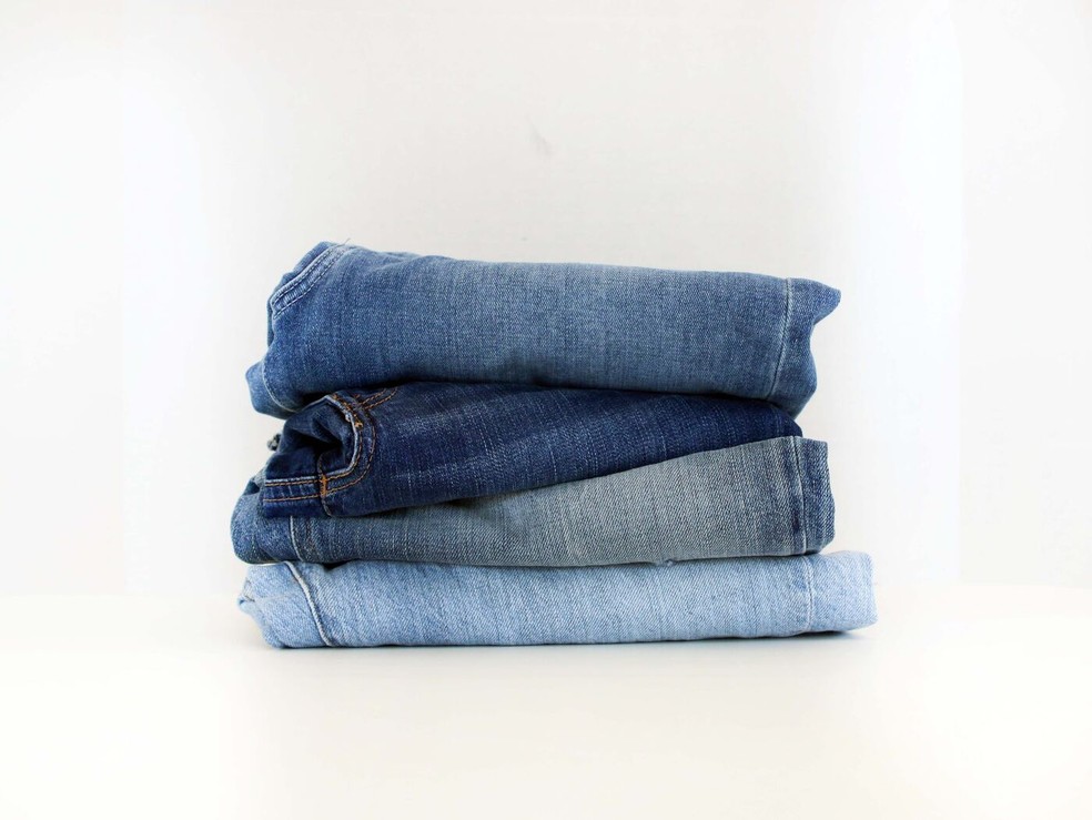 Jeans são tecidos de algodão resistente com nervuras — Foto: Claire Abdo / Unsplash / Creative Commons